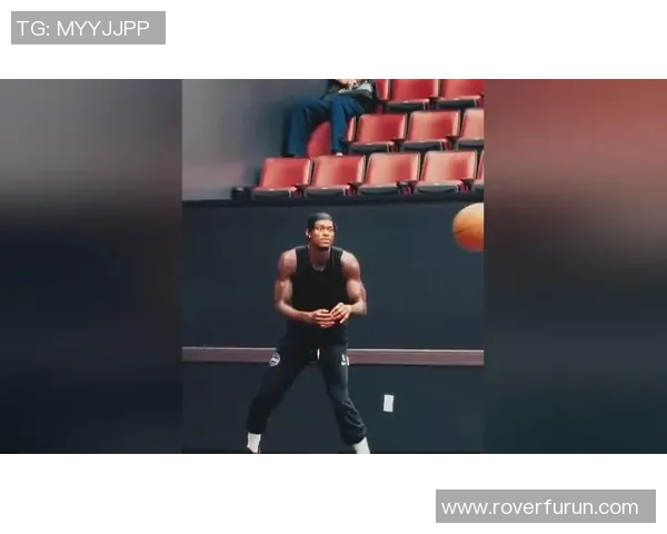 布朗尼积极拼抢 助范德比尔特轻松得分