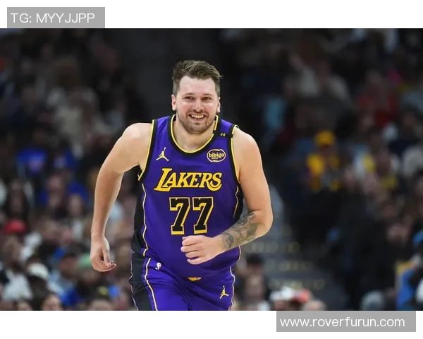 拉锯战！湖人压哨反超比分：东契奇狂轰21分，里夫斯复出17分